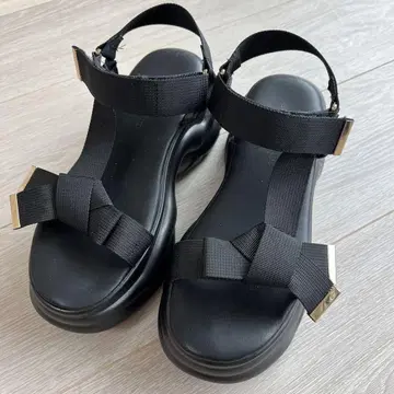 리본 포함 블랙 스포츠 샌들