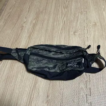 백 채널 카모플라쥬 바디백