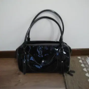 FURLA 블랙 패턴트 레더 핸드백