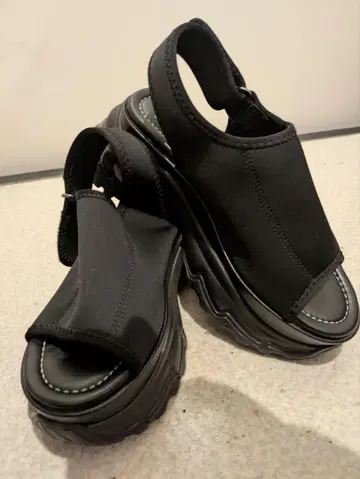 블랙 통굽 샌들