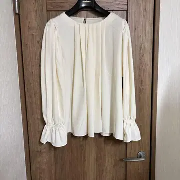 아이보리 긴팔 프릴 블라우스