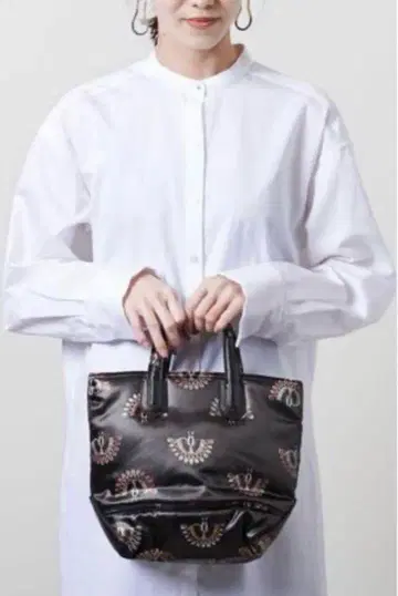 NOMADIS 자수 블랙 토트백
