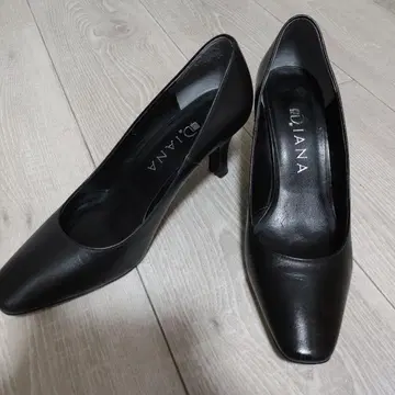 DIANA 블랙 하이힐 펌프스