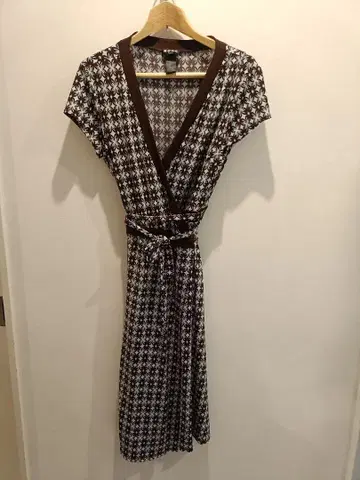 BCBG Paris 꽃무늬 랩 드레스