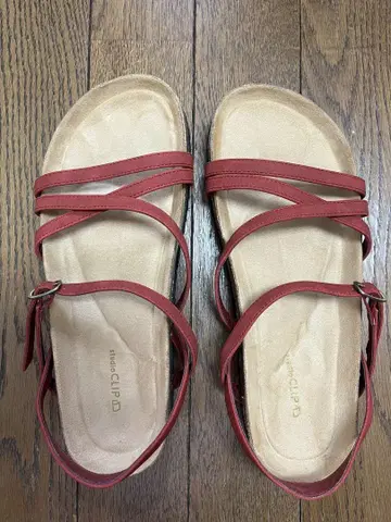 빨간색 스트랩 샌들