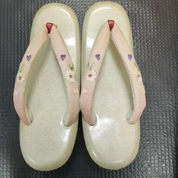 크림색 통굽 조리 꽃무늬 자수