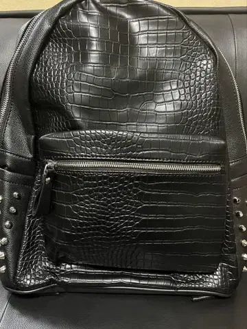 스터드가 달린 크로커다일 스타일 백팩