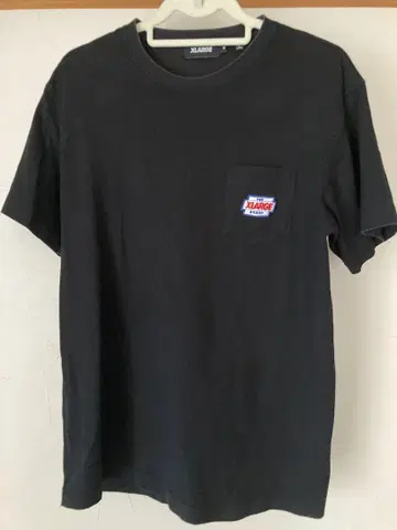 XLARGE 블랙 티셔츠 포켓 부착