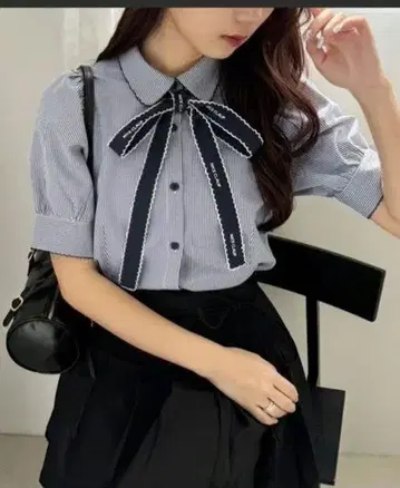 로고 보타이 레이스 블라우스