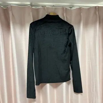 THEYON 블랙 긴팔 상의