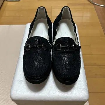 블랙 스웨이드풍 로퍼 금장 장식