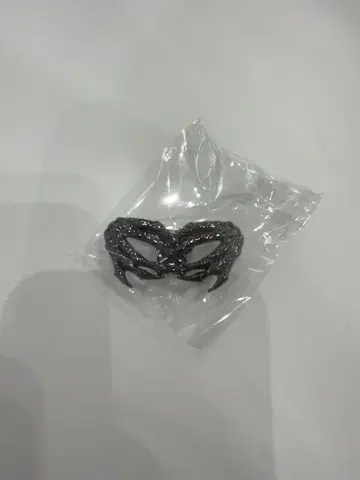 트위스트 마스커레이드 핀 배지 이데아