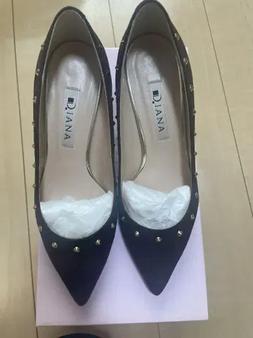 다이애나 스터드 펌프스