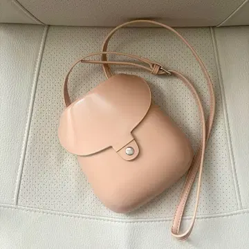 스마트폰과 손수건 정도만 들어가는 숄더백