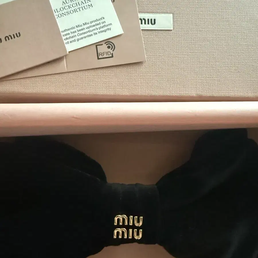 ギフトに◎【ミュウミュウ】ロゴかぎ針編み ヘアクリップ ミュウミュウ Miu Miu MIUMIU ヘアクリップ 5IF218 2DTU ロゴ