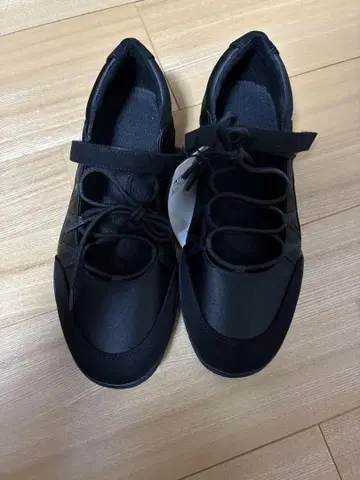 레이스업 발레 스니커즈