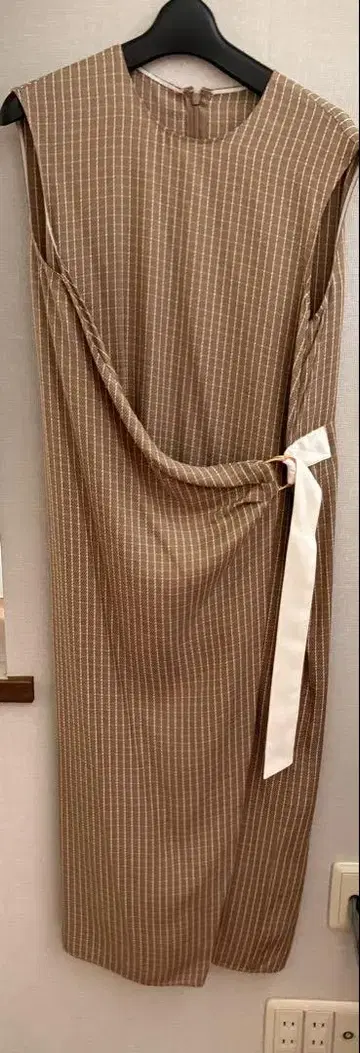 BEIGE, 비대칭 랩 체크 무늬 롱 원피스