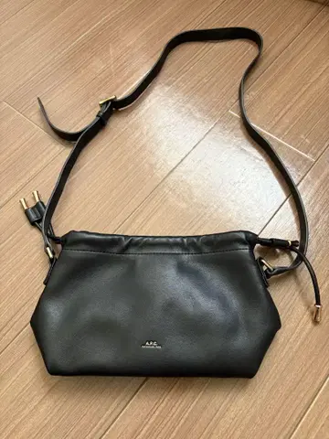 아페쎄 블랙 가죽 숄더백