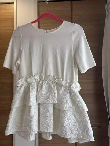JUSGLITTY 블라우스형 페플럼 컷 티셔츠