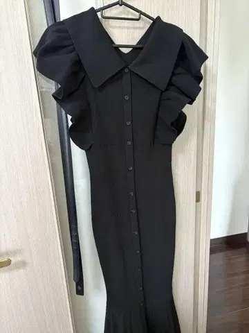 프릴이 달린 칼라의 블랙 니트 원피스 리엔다