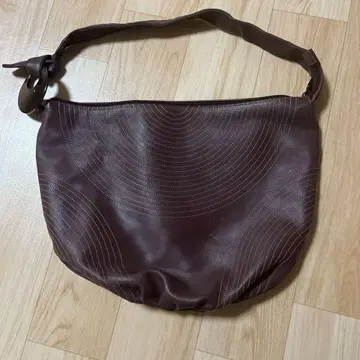 브라운 원형 스티치 숄더백