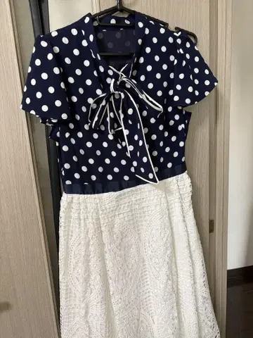 도트 무늬 상의와 레이스 스커트 셋업 체스티