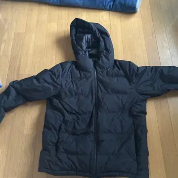 블랙 후드 부착 다운 자켓