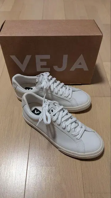 VEJA 화이트 스니커즈 가죽