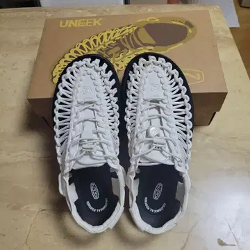 KEEN UNEKE 화이트 샌들