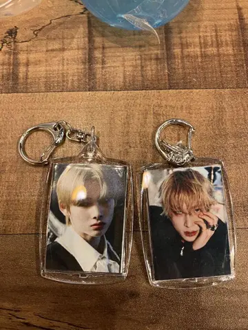 K-POP 키링 2장의 사진 포함