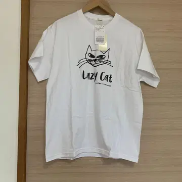 chimala CAT TEE 화이트 티셔츠 구매 시부터 얼룩이 있습니다.