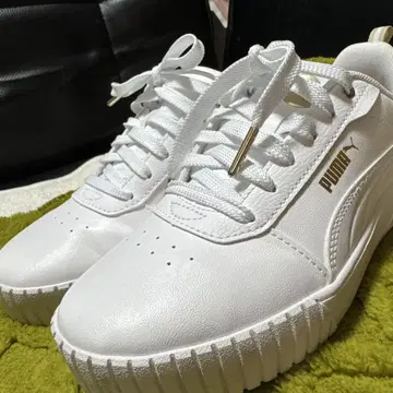 푸마 화이트 스니커즈