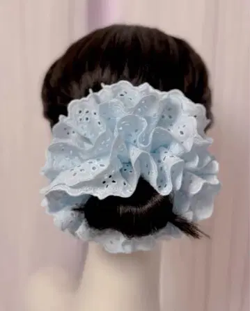 스카이블루 자수 프릴 스크런치