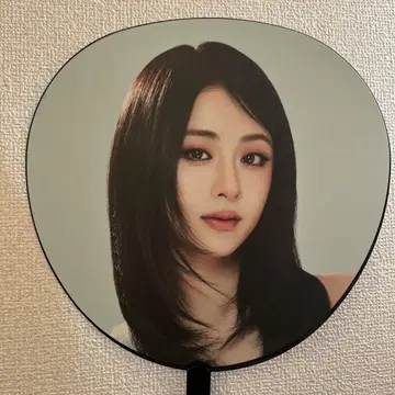 LE SSERAFIM 윤진 부채