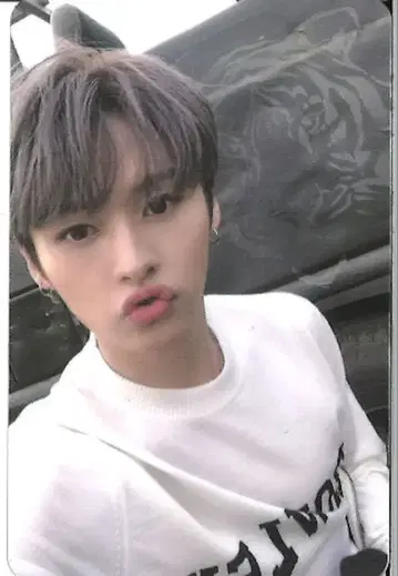 StrayKids LeeKnow YELLOW WOOD 외부 셀카