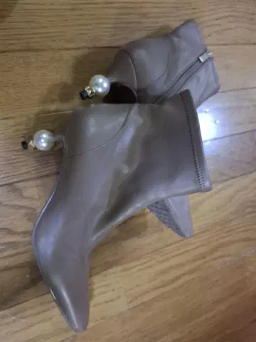 베이지 펄 장식 힐 부티