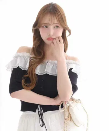 NICE CLAUP 오프숄더 프릴 니트 네이비