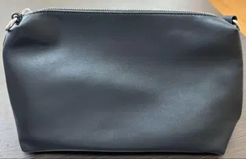 블랙 클러치백 탈부착 가능한 스트랩 포함
