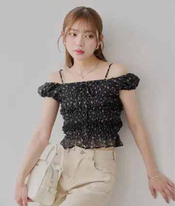 chico 시어 플라워 셔링 프렌치 블라우스