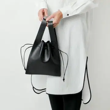 Aeta 블랙 가죽 복조리 백
