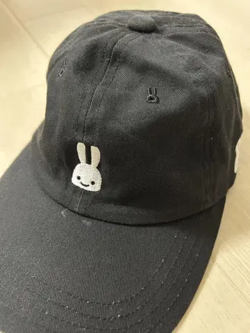 CUNE 토끼 자수 블랙 캡