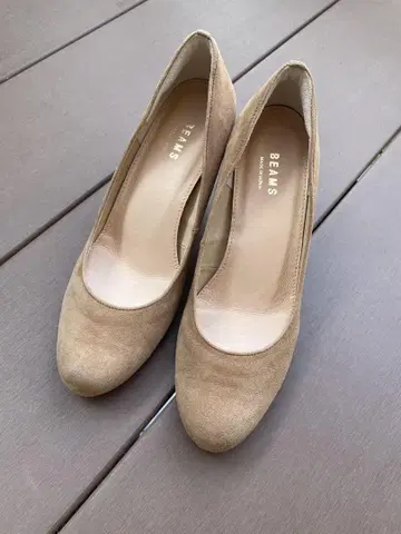 BEAMS 베이지 스웨이드 펌프스 7cm 힐