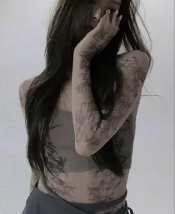 레이디 리리 타투 상의를 검은색으로 녹여보세요.