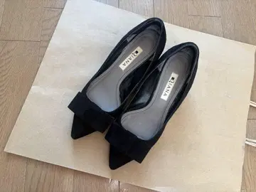 블랙 스웨이드 리본 펌프스