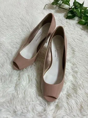 새상품급 아르테미스 다이애나 베이지 계열 오픈토 펌프스 23cm