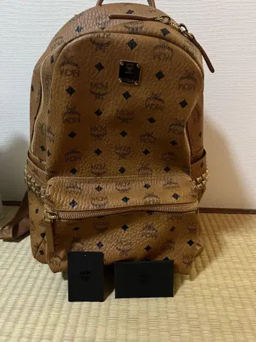 엠씨엠 브라운 스터드 백팩
