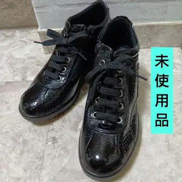 블랙 스니커즈