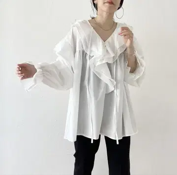 wee9s 프릴이 달린 화이트 블라우스