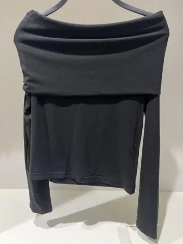 오프 숄더 블랙