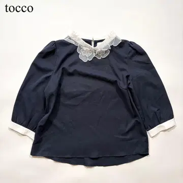 tocco 플라워 옷깃 모티브 블라우스 네이비 펄 버튼 네이비